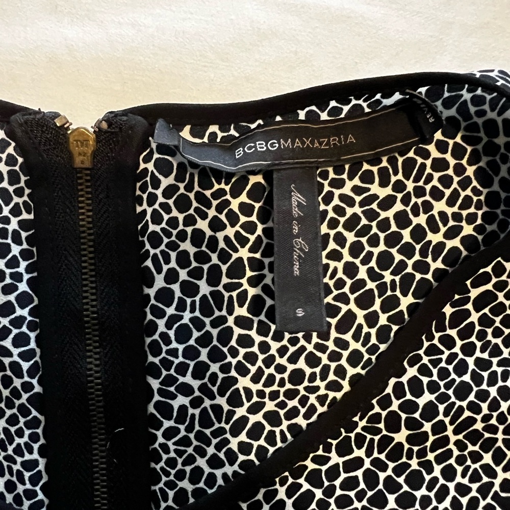 BCBGMaxAzria Women’s Black and White Patterned Top - Picture 4 of 5
